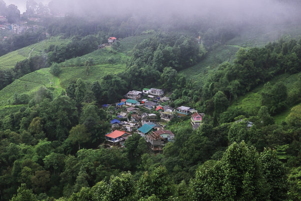 印度西孟加拉邦大吉岭附近山区季风季节的云雾缭绕的山村全景图片下载