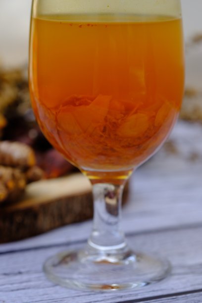 Jamu Kunir Asem是一种传统的爪哇草药饮料，由姜黄、罗望子、红糖和水制成。这种黄色饮料被认为对健康有益，可以增强免疫系统。图片下载