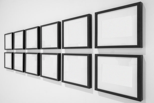 白色房间里白色画框的展示。图片下载