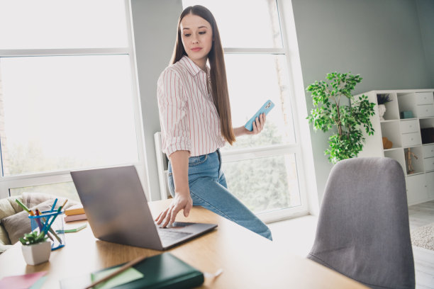 照片肖像可爱的年轻女士工作手持设备上网本穿着时尚智能休闲服装多功能公寓家庭办公室图片下载