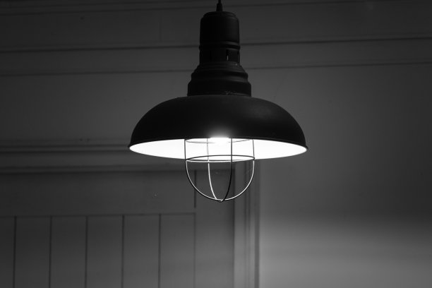 黑暗房间的天花板照明灯。图片下载