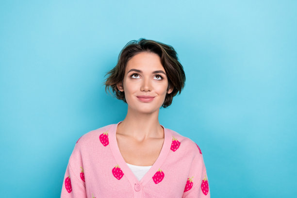 可爱的漂亮女孩的照片穿着时尚的图案毛衣看空空间黑色星期五销售孤立的蓝色背景图片下载
