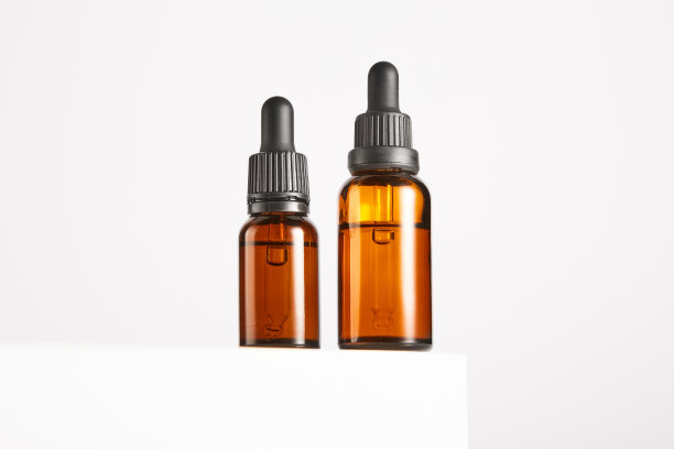 白色背景上带有移液器的滴管容器。图片下载