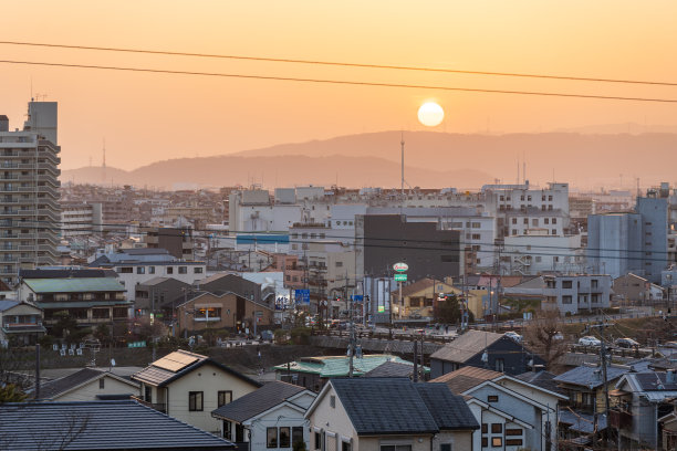 宇治市中心的天际线日落时的城市景观。宇治，京都，日本图片下载