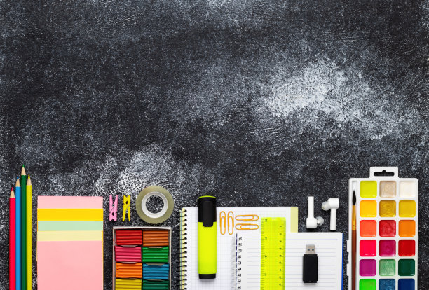 回到学校。彩色文具在桌子的背景，黑色的黑板，平铺。教育的概念。孩子的创造力。文本空间。前视图。笔记本，铅笔，调色板。工作场所,模型图片下载