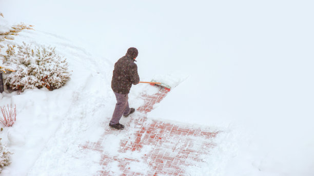 工人们在冬天清扫道路上的积雪图片下载