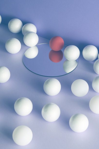 几何形状概念的空间构成。白色和深红色的球在镜子上紫色的背景。副本的空间。抽象壁纸风格图片下载