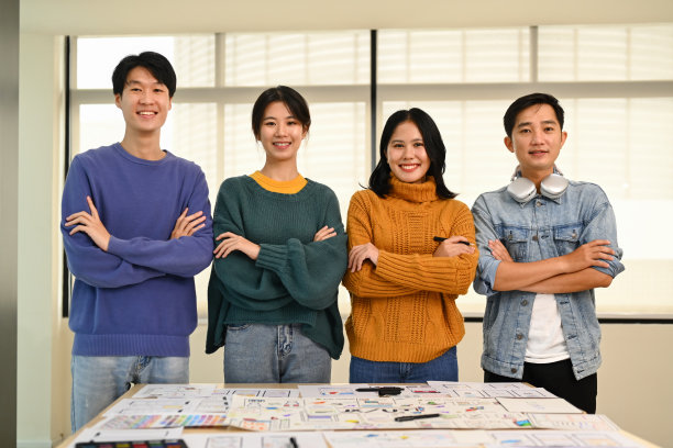 一群开发者站在创意办公室里，双手交叉，微笑着面对镜头。图片下载