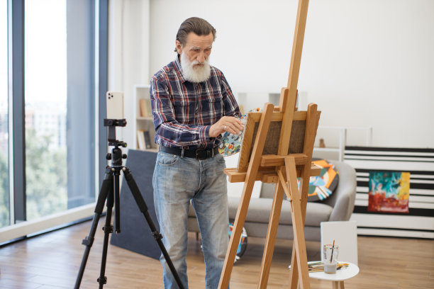 绘图专家使用手机和三脚架录制视频图片下载