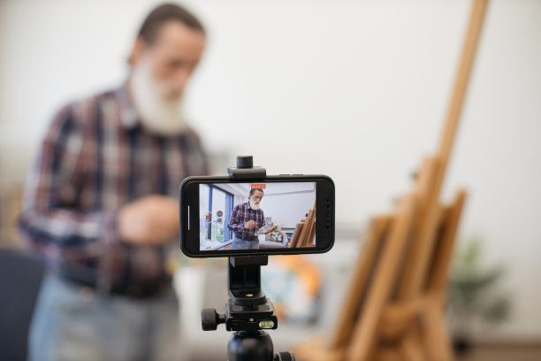 资深博主在三脚架上用智能手机直播图片下载