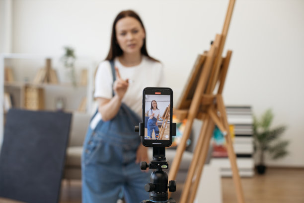 女博主用手机拍摄视频内容图片下载