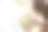 可爱的小女孩在玩颜料。孩子在家庭环境中用水彩画探索他的创造力。图片下载