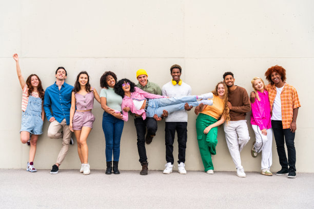 一群多民族的年轻朋友在户外玩耍图片下载