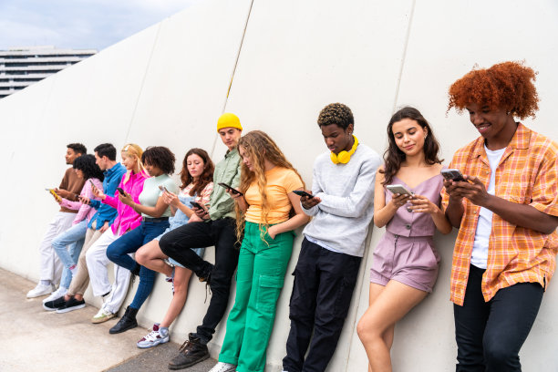 一群多民族的年轻朋友在户外玩耍图片下载