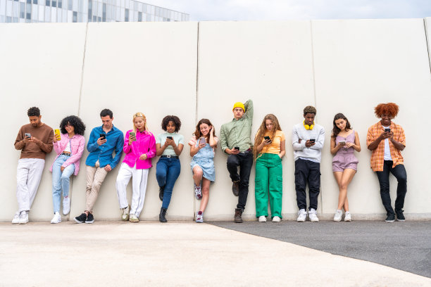 一群多民族的年轻朋友在户外玩耍图片下载
