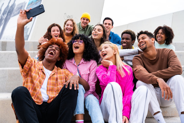 一群多民族的年轻朋友在户外玩耍图片下载