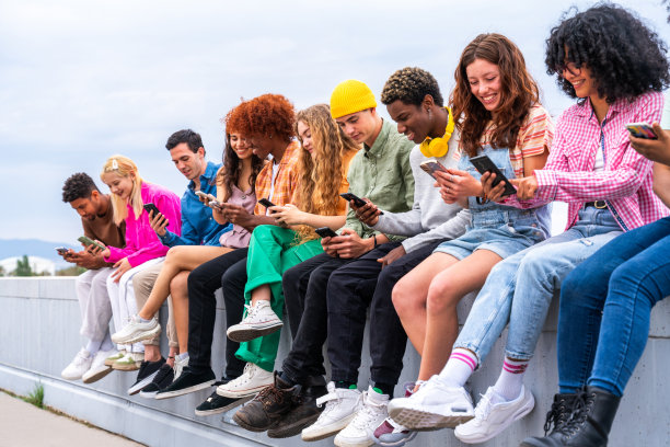 一群多民族的年轻朋友在户外玩耍图片下载