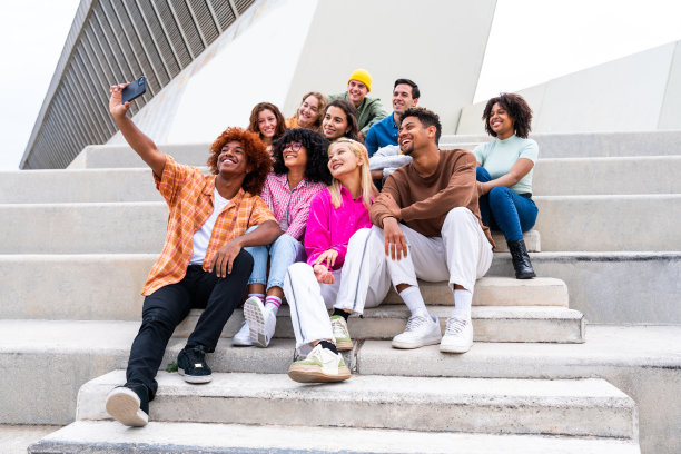 一群多民族的年轻朋友在户外玩耍图片下载