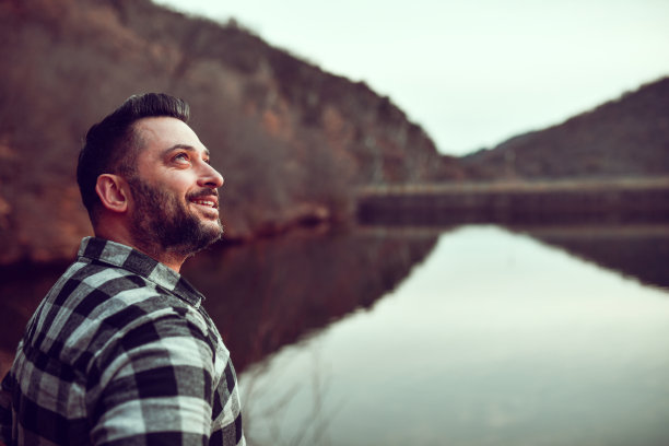 男性对未来的日子和地球的状态感到乐观图片下载