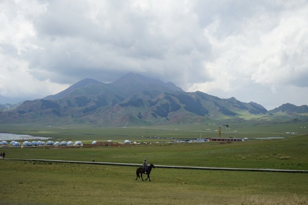 幅赛里木湖边图片下载