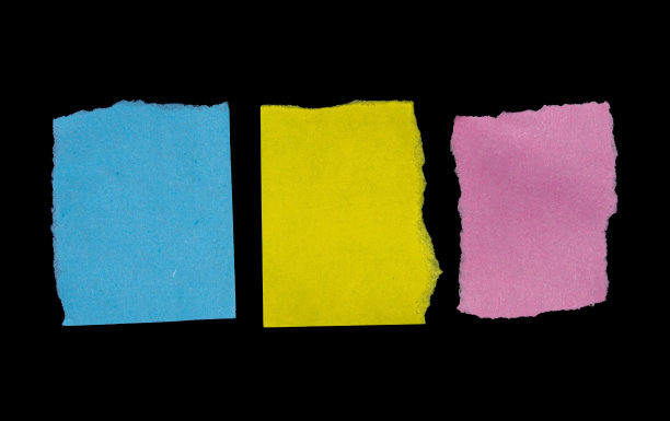 在黑色背景上隔离的撕纸图片下载