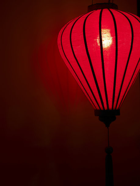 红色背景下的中国灯笼图片下载