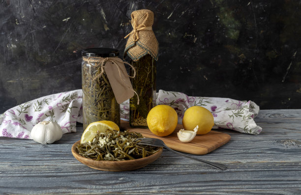 木桌上的腌芽植物(海苔)图片下载