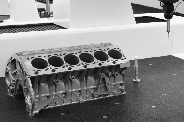 三坐标测量机测头测量柴油机缸体维修。汽缸体，汽车发动机气缸盖。工业用车服务理念图片下载
