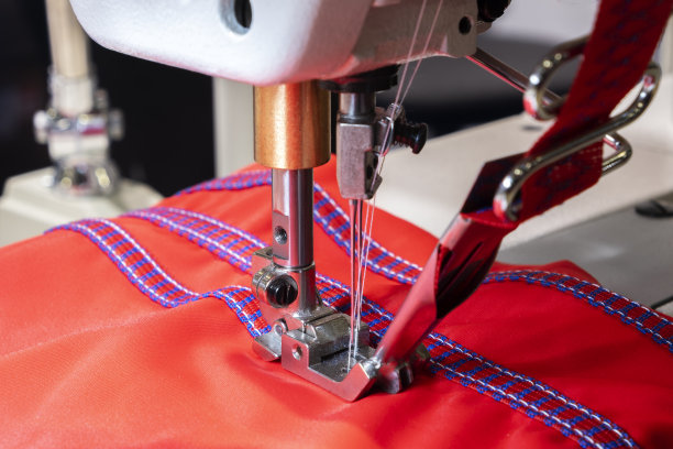 缝纫机和红色衣物图片下载