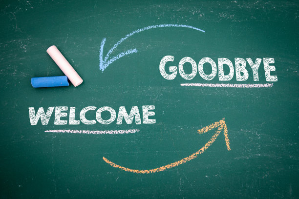 欢迎和告别的概念。绿色黑板背景上的彩色粉笔。图片下载