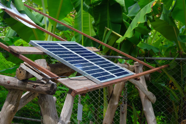 白色背景上的太阳能控制器遥控器。图片下载