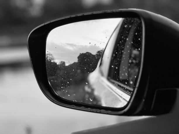 看着汽车的后视镜图片下载