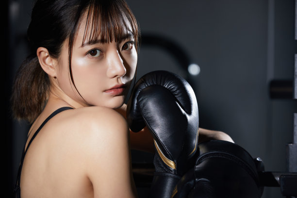 年轻的亚洲女性在健身房锻炼图片下载