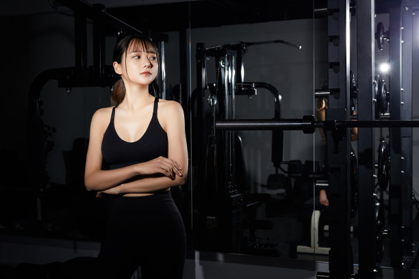 年轻的亚洲女性在健身房锻炼图片下载