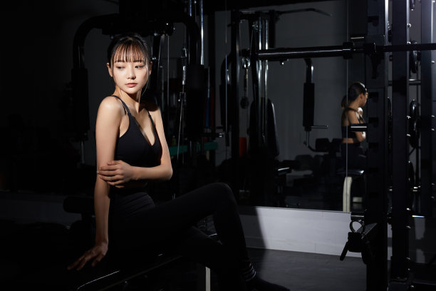 年轻的亚洲女性在健身房锻炼图片下载