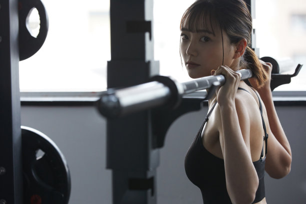 年轻的亚洲女性在健身房锻炼图片下载
