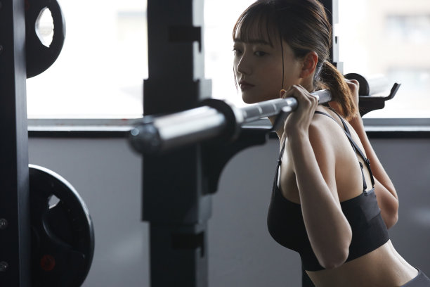 年轻的亚洲女性在健身房锻炼图片下载