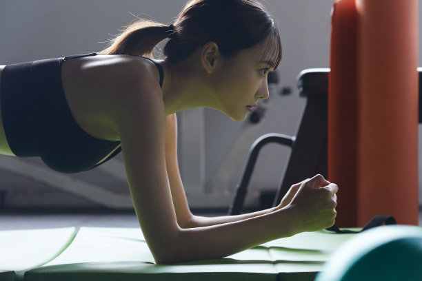 年轻的亚洲女性在健身房锻炼图片下载