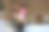 穿着粉色睡衣的小女孩在父母的床上跳来跳去图片下载