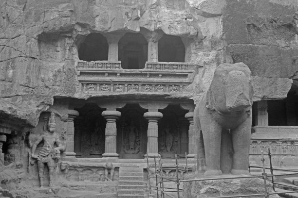 印度马哈拉施特拉邦奥兰加巴德埃洛拉纪念性洞穴16号洞北侧庭院里的独立大象雕塑。图片下载