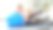 微笑的年轻女子坐在健身垫上，带着健身球训练她的腿。居家保健、运动和瑜伽的概念。图片下载