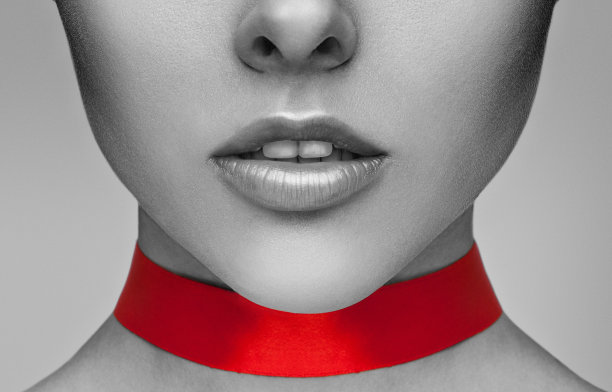 美丽的女人，干净的皮肤，粉红色的妆，闭着眼睛，脖子上系着红丝带。化妆和美容概念。图片下载