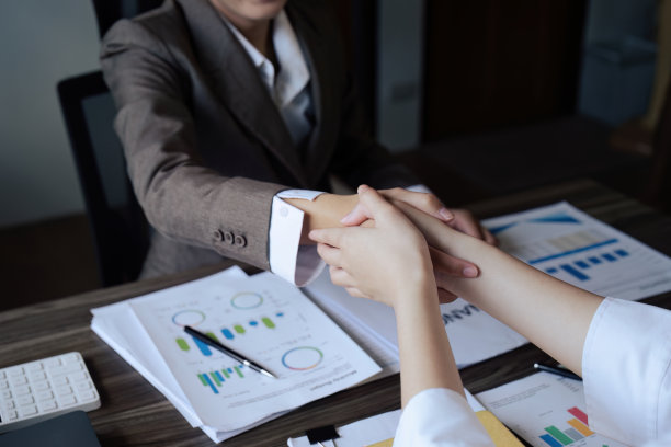 (特写)商务人士和合作伙伴在办公室策划营销策略后握手图片下载