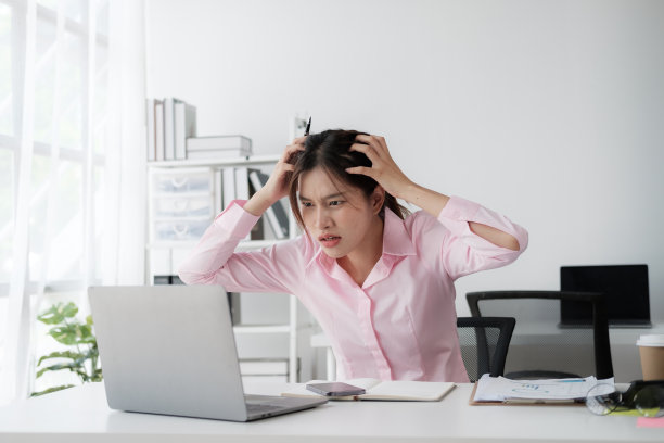 疲惫的年轻亚洲女商人感到沮丧和失落图片下载