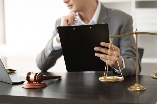 律师在办公室使用笔记本电脑特写，律师事务所概念图片下载