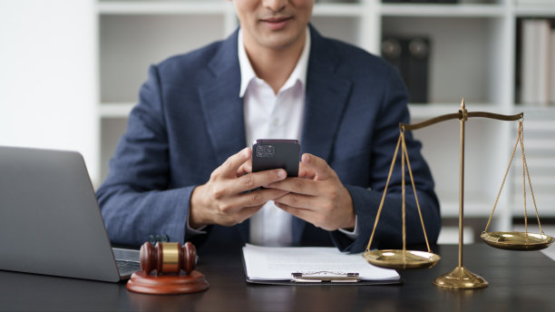与客户通电话的、在办公室工作的年轻亚洲律师图片下载