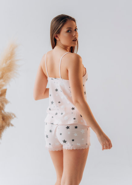 穿着丝绸睡衣的白人美女。白色背景下穿着短裤和背心的女孩图片下载