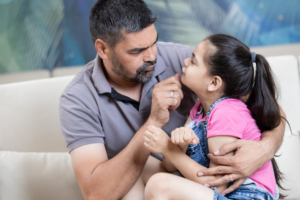 父亲和女儿在家里一起玩耍的照片，偷拍的瞬间图片下载