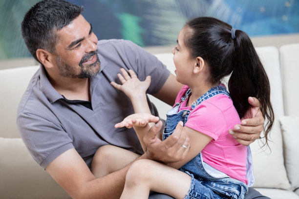 父亲和女儿在家里一起玩耍的照片，偷拍的瞬间图片下载