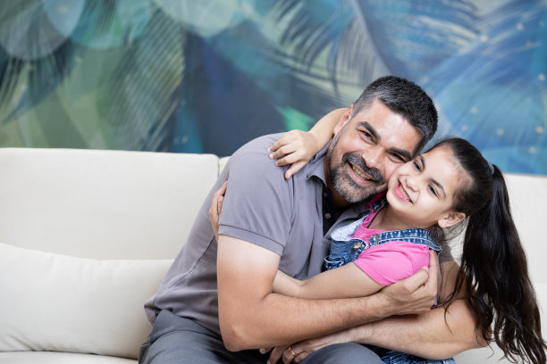 父亲和女儿在家里一起玩耍的照片图片下载